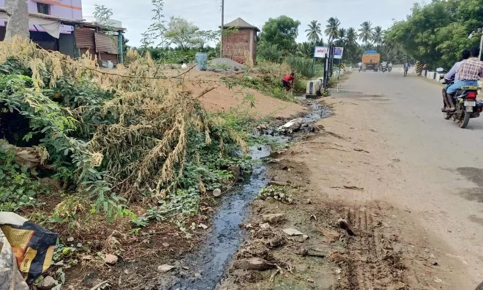 சாக்கடை கால்வாய் வசதி தேவை சாக்கடை கால்வாய் வசதி தேவை