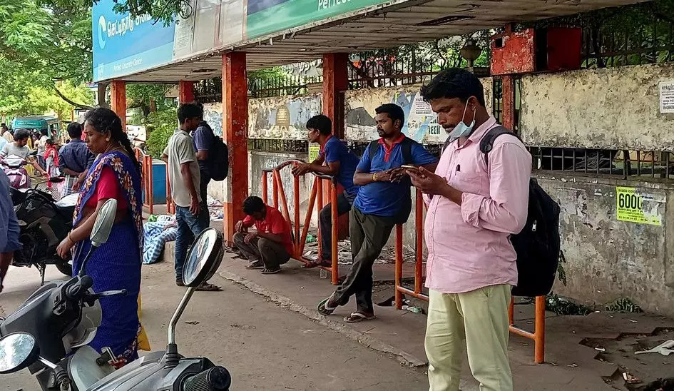 இருக்கைகள் இல்லாத பயணிகள் நிழற்குடை