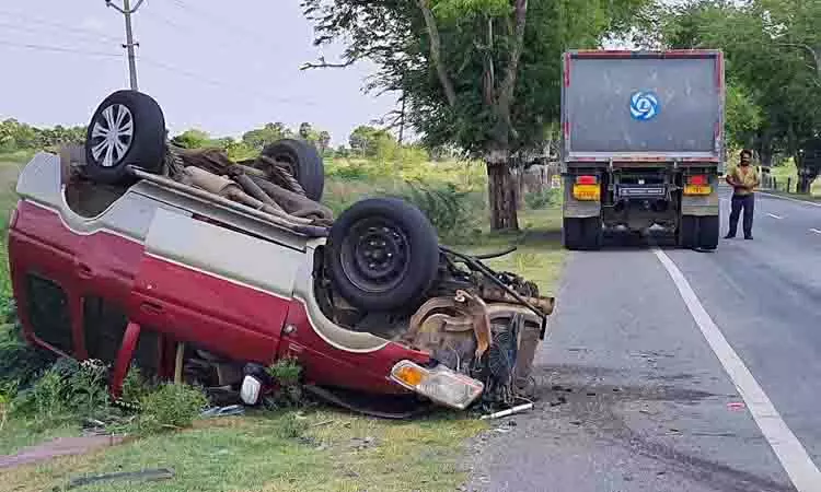 விபத்தில் சிக்கிய காரால் இடையூறு