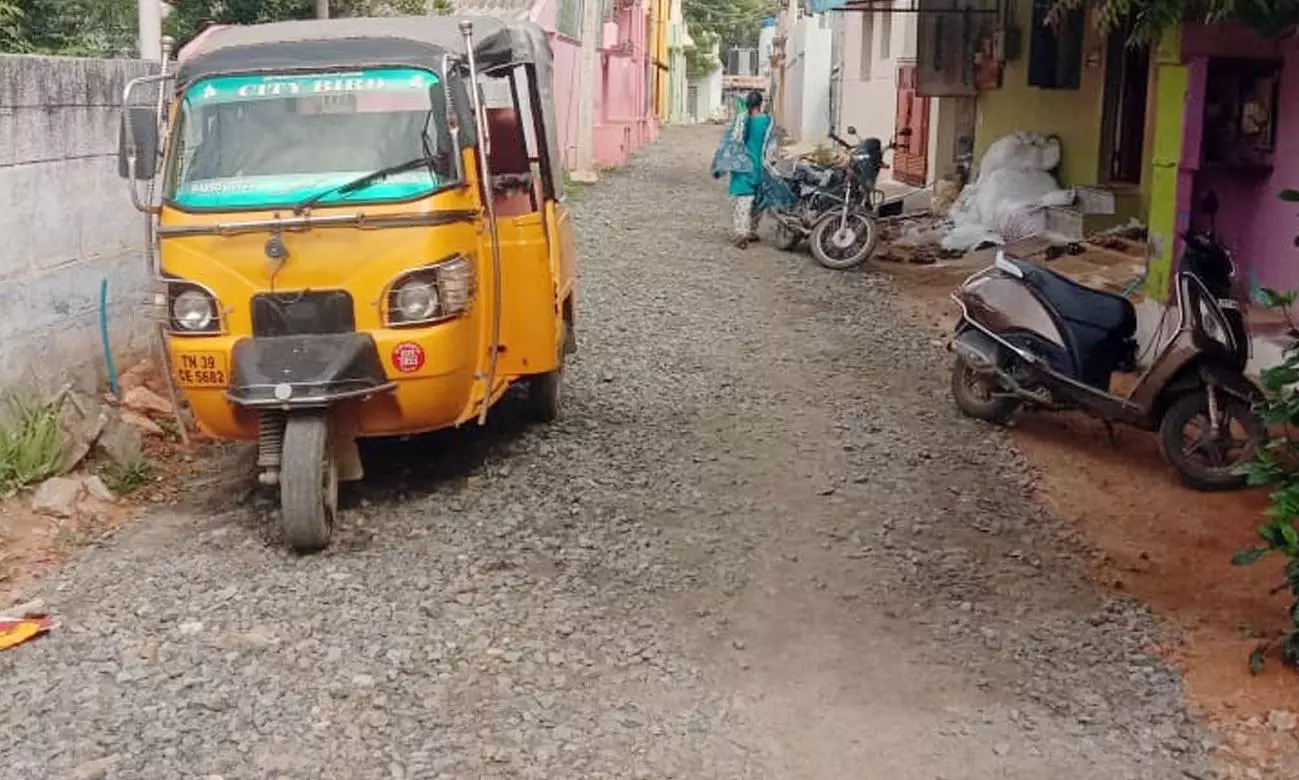 தார்ச்சாலையாக புதுப்பிக்க வேண்டும்