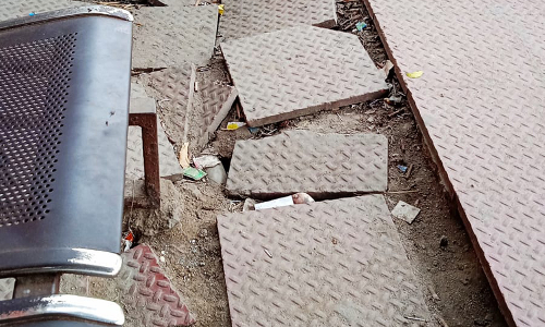 பயணிகள் நிழற்கூடம் சேதம்