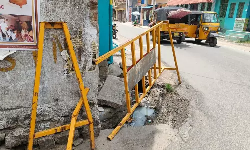 சாலையோரம் வீசப்பட்ட இரும்பு தடுப்பு சாலையோரம் வீசப்பட்ட இரும்பு தடுப்பு