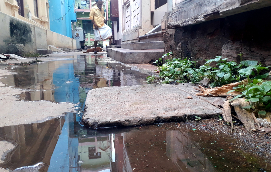 தெருவில் ஓடும் கழிவுநீர்