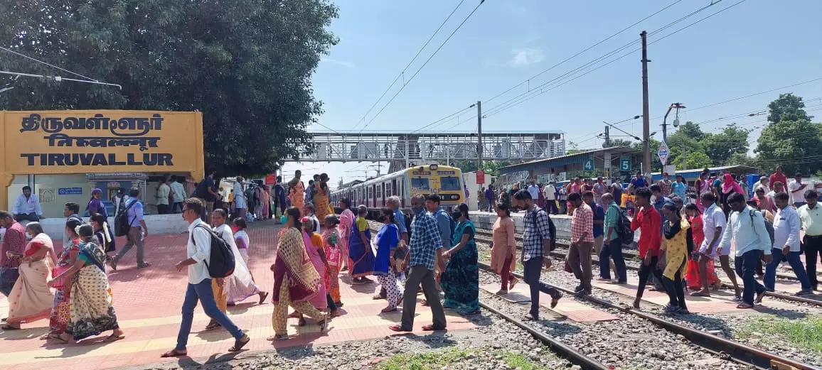 தண்டவாளத்தில் பயணிகள் தண்டவாளத்தில் பயணிகள்