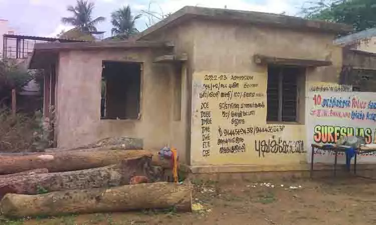 பாழடைந்த வருவாய் ஆய்வாளர் அலுவலக கட்டிடம்