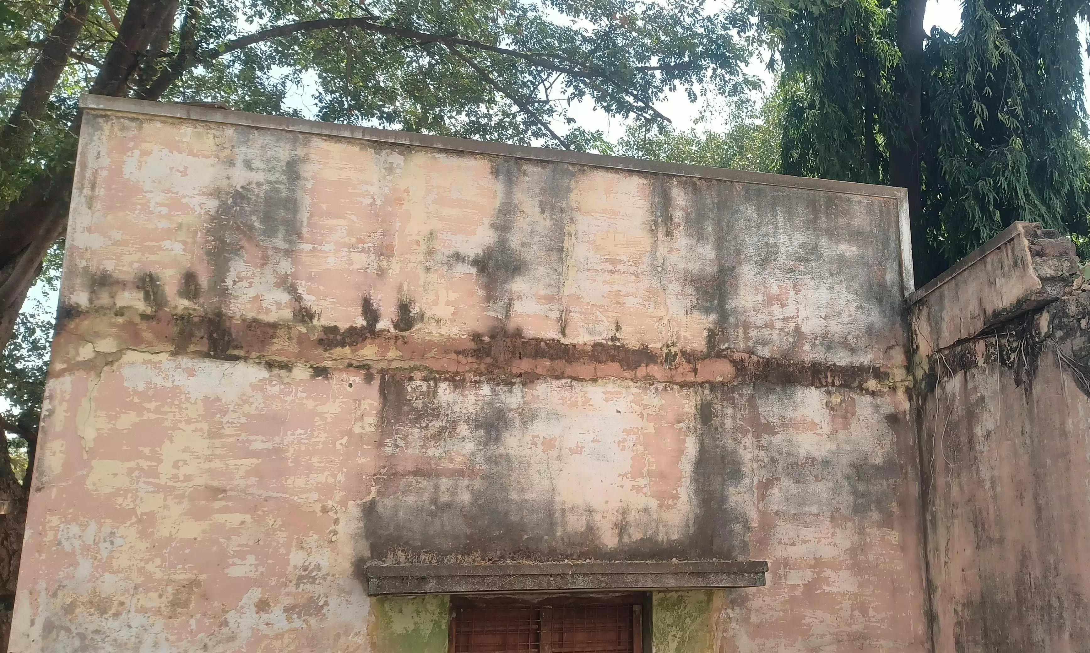 சேதமடைந்த நூலகம் சீரமைக்கப்படுமா? சேதமடைந்த நூலகம் சீரமைக்கப்படுமா?