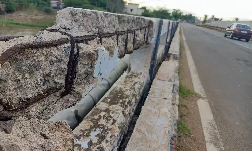 வைகை ஆற்றுப்பாலத்தின் தடுப்பு சுவர் சேதம் வைகை ஆற்றுப்பாலத்தின் தடுப்பு சுவர் சேதம்