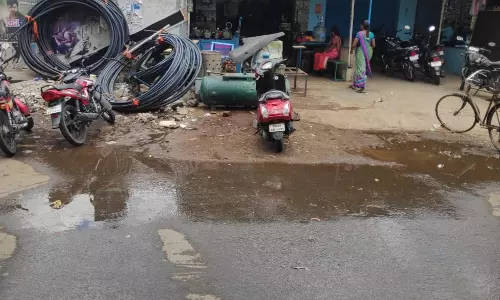 சாலையில் ஓடும் கழிவுநீர் சாலையில் ஓடும் கழிவுநீர்