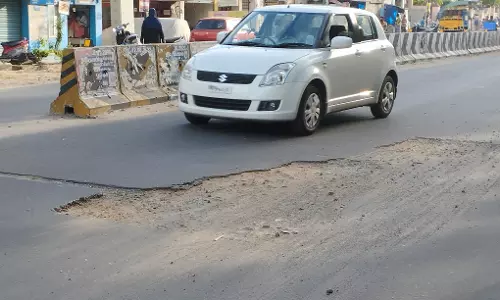 சாலையில் குழி