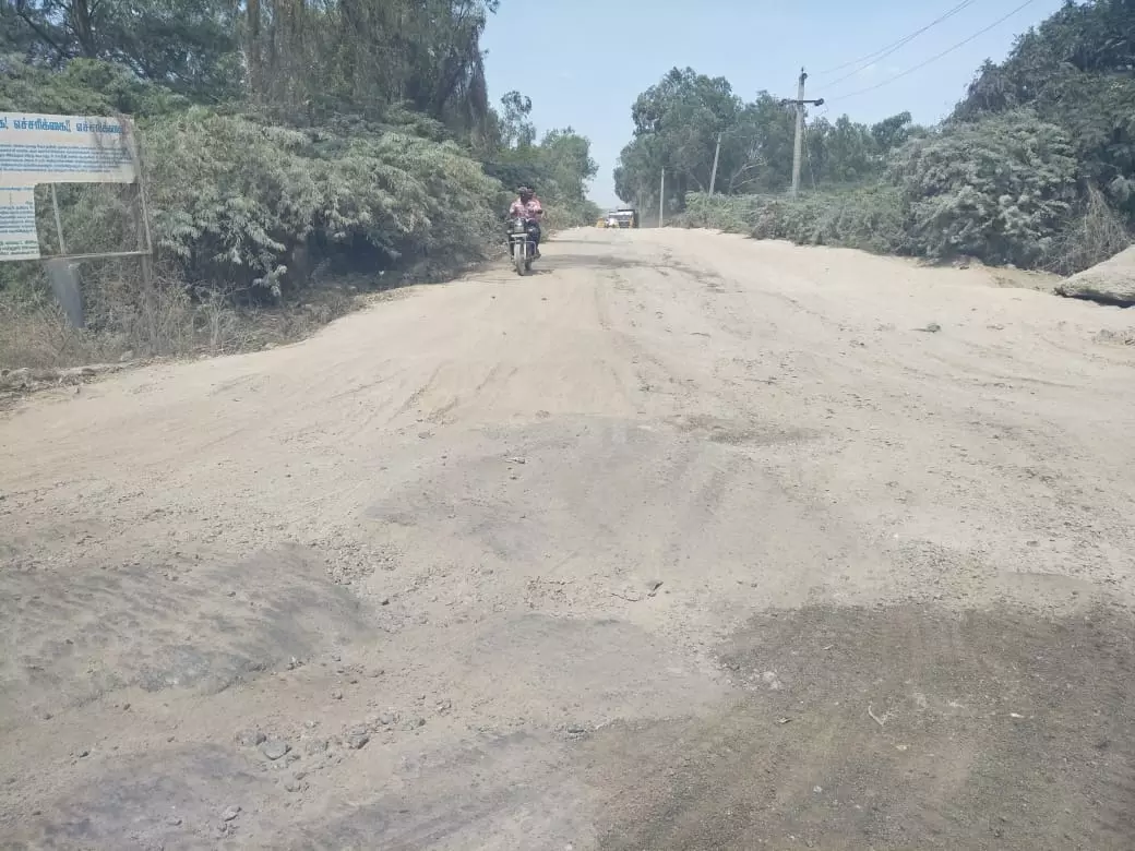 குண்டும் குழியுமான சாலை