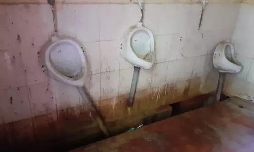 கழிவறையை சீரமைப்பார்களா? கழிவறையை சீரமைப்பார்களா?