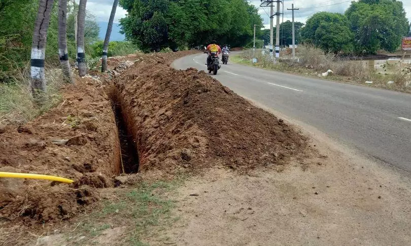 சாலையோர பள்ளத்தால் விபத்து