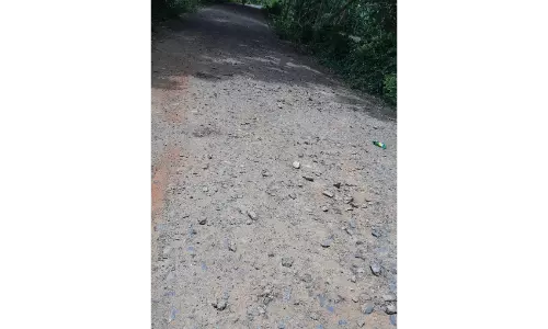 குண்டும்,குழியுமான சாலை குண்டும்,குழியுமான சாலை