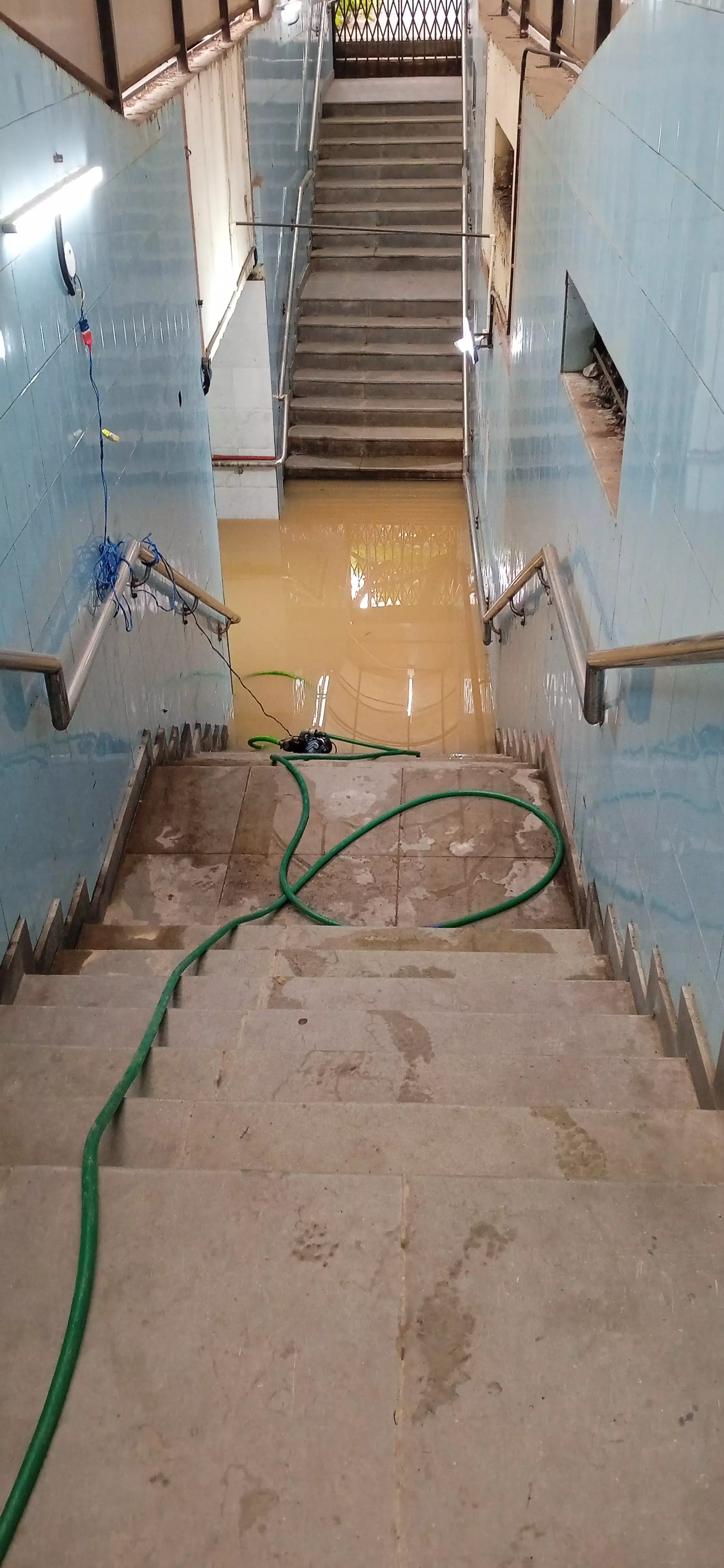 சுரங்க பாதையில் தேங்கி நிற்கும் மழைநீர்