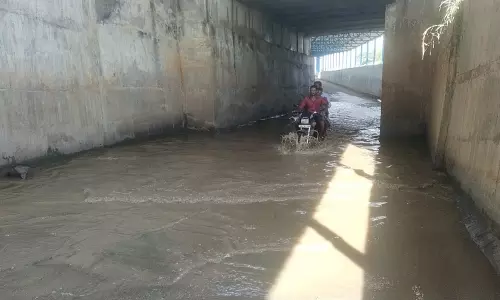 ரெயில்வே கீழ்பாலத்தில் தேங்கும் மழைநீர் ரெயில்வே கீழ்பாலத்தில் தேங்கும் மழைநீர்