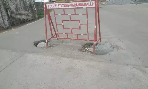 சாலையின் நடுவே பெரிய பள்ளம் சாலையின் நடுவே பெரிய பள்ளம்