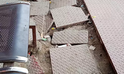 பயணிகள் நிழற்கூடம் சேதம் பயணிகள் நிழற்கூடம் சேதம்