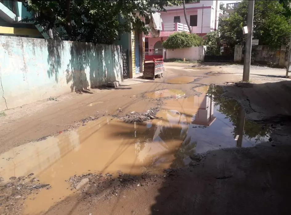 சேறும் சகதியுமான சாலை சேறும் சகதியுமான சாலை