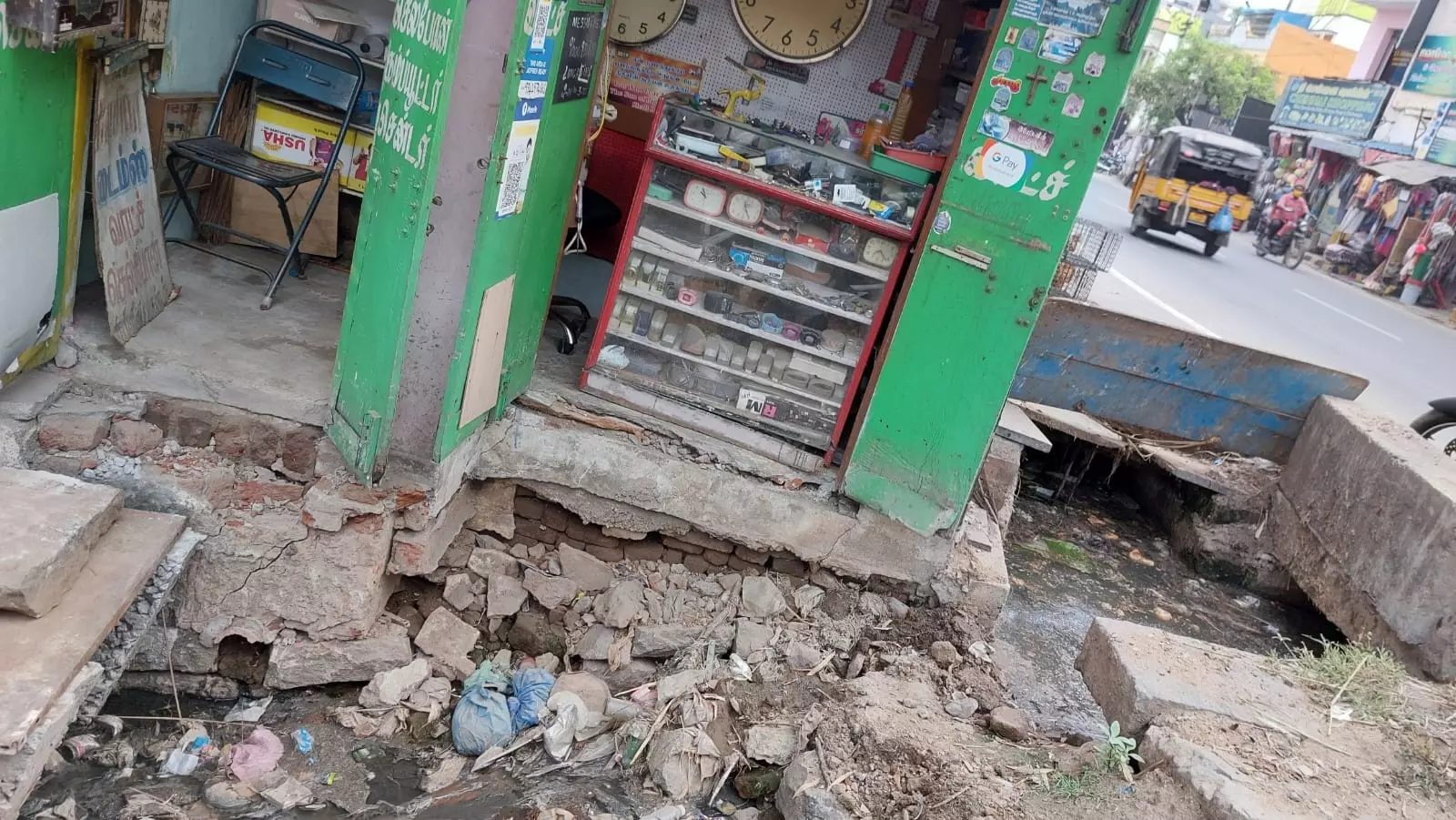 ஆமை வேகத்தில் சாக்கடை கால்வாய் பணி ஆமை வேகத்தில் சாக்கடை கால்வாய் பணி