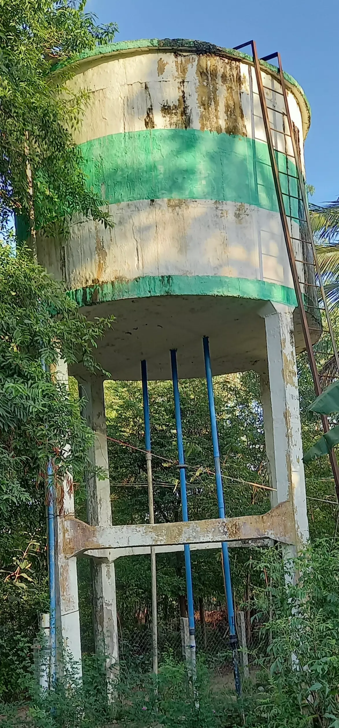 சிதிலமடைந்த மேல்நிலை நீர்த்தேக்க தொட்டி