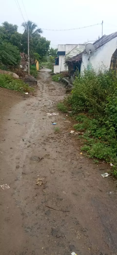 குண்டும், குழியுமான சாலை குண்டும், குழியுமான சாலை