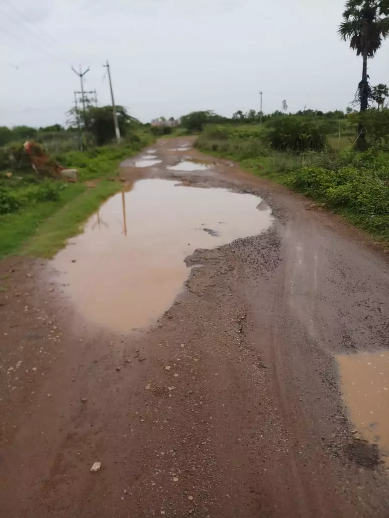 சேதமடைந்த சாலை சீரமைக்கப்படுமா? சேதமடைந்த சாலை சீரமைக்கப்படுமா?