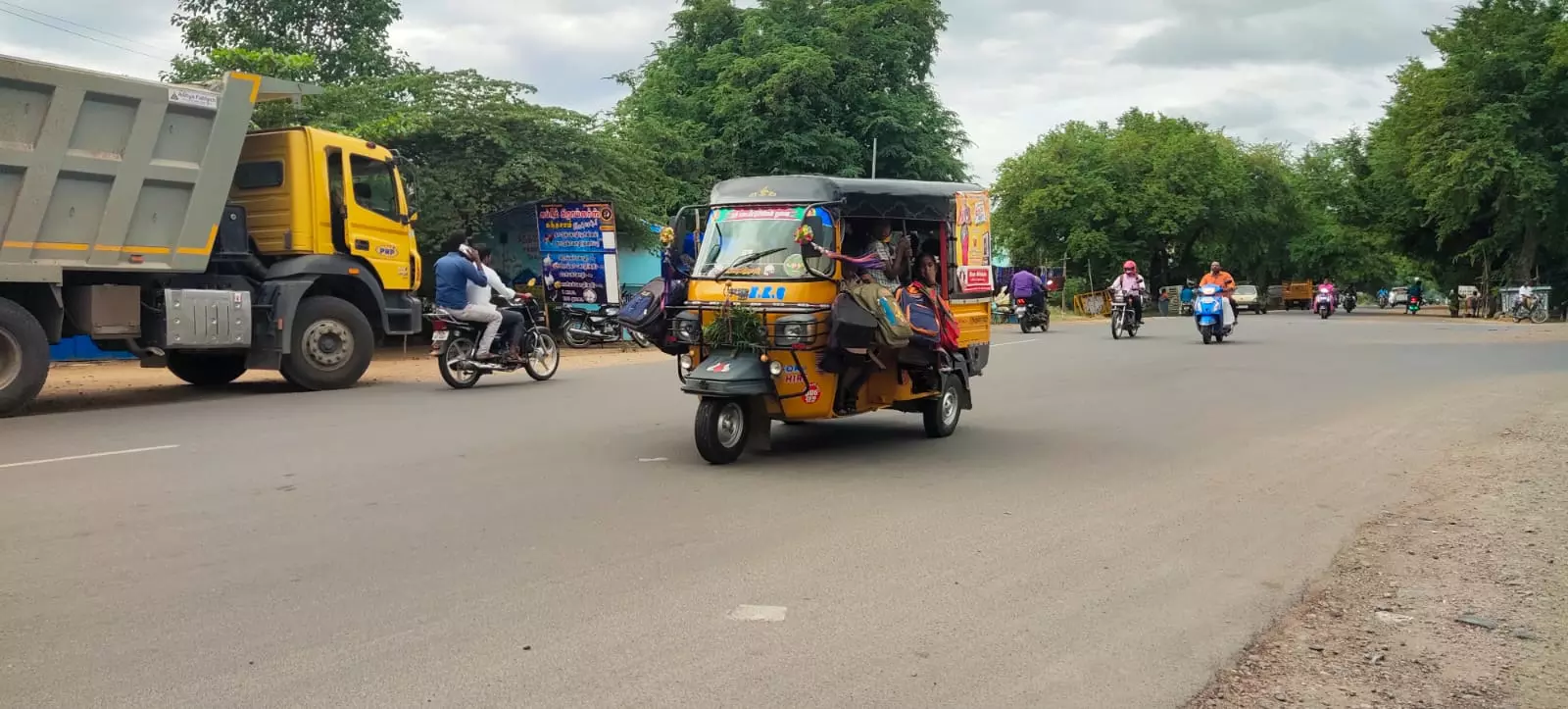 சாலை நடுவே தடுப்பு சுவர் சாலை நடுவே தடுப்பு சுவர்