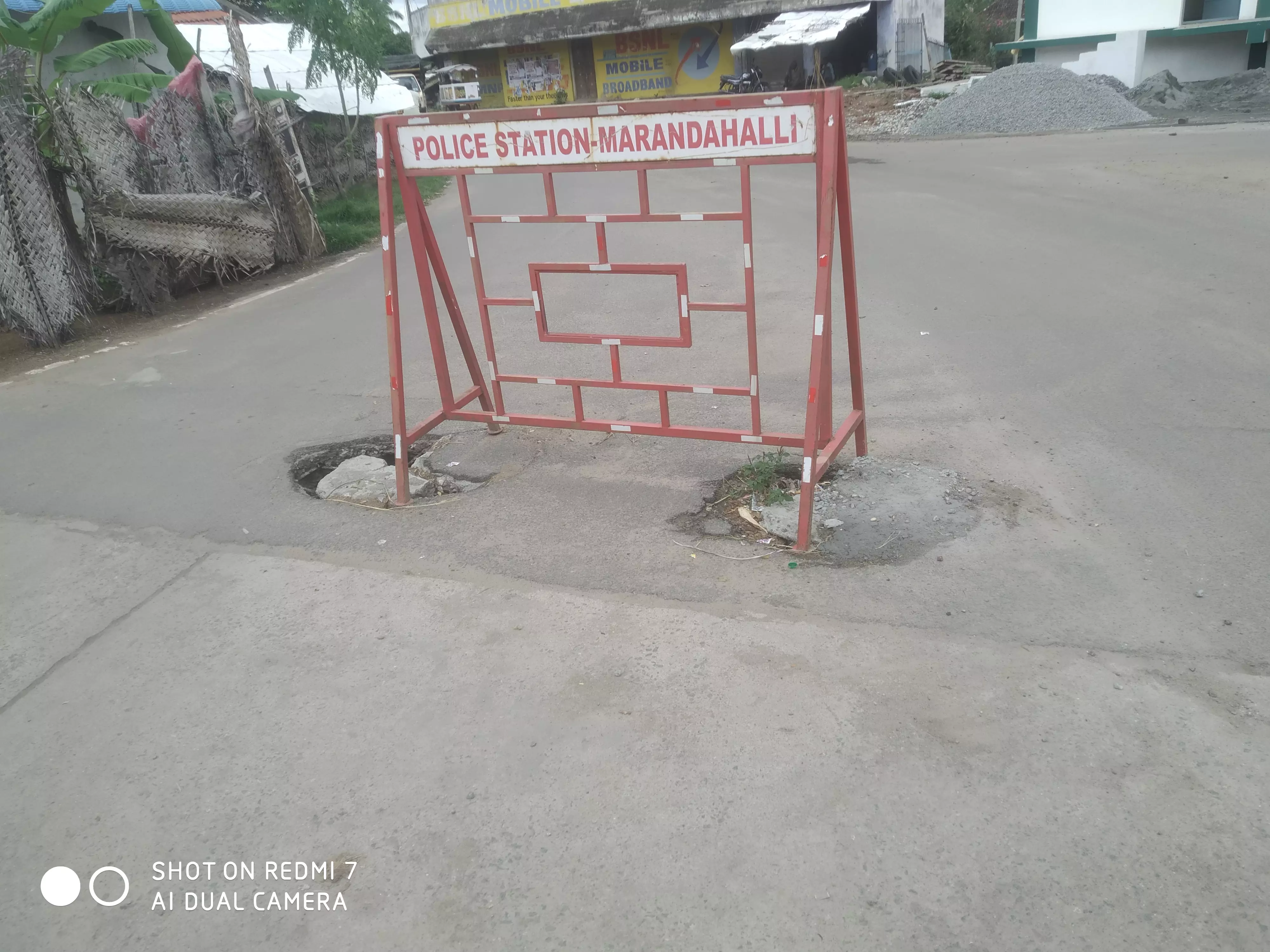 சாலையின் நடுவே பெரிய பள்ளம் சாலையின் நடுவே பெரிய பள்ளம்