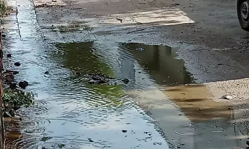 சாலையில் தேங்கிய கழிவு நீர் சாலையில் தேங்கிய கழிவு நீர்