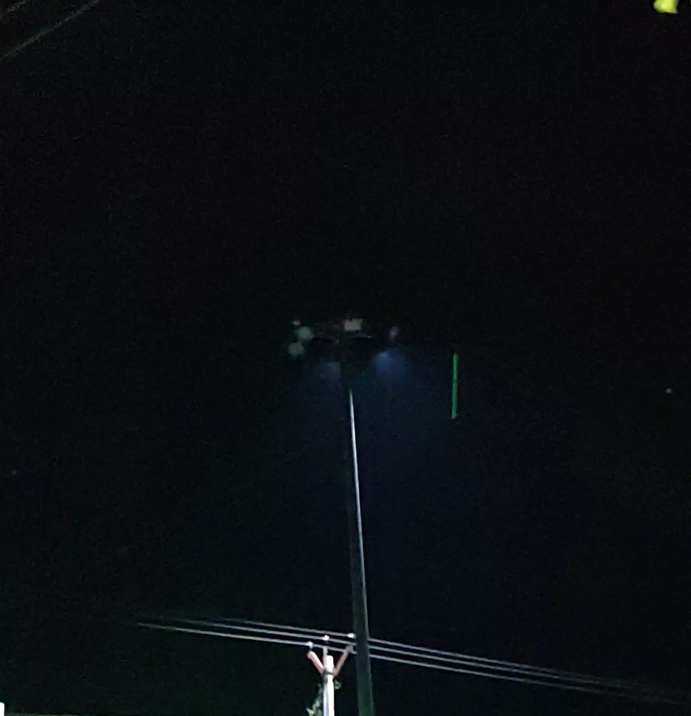 ஒளிராத உயர்மின்கோபுரவிளக்கு