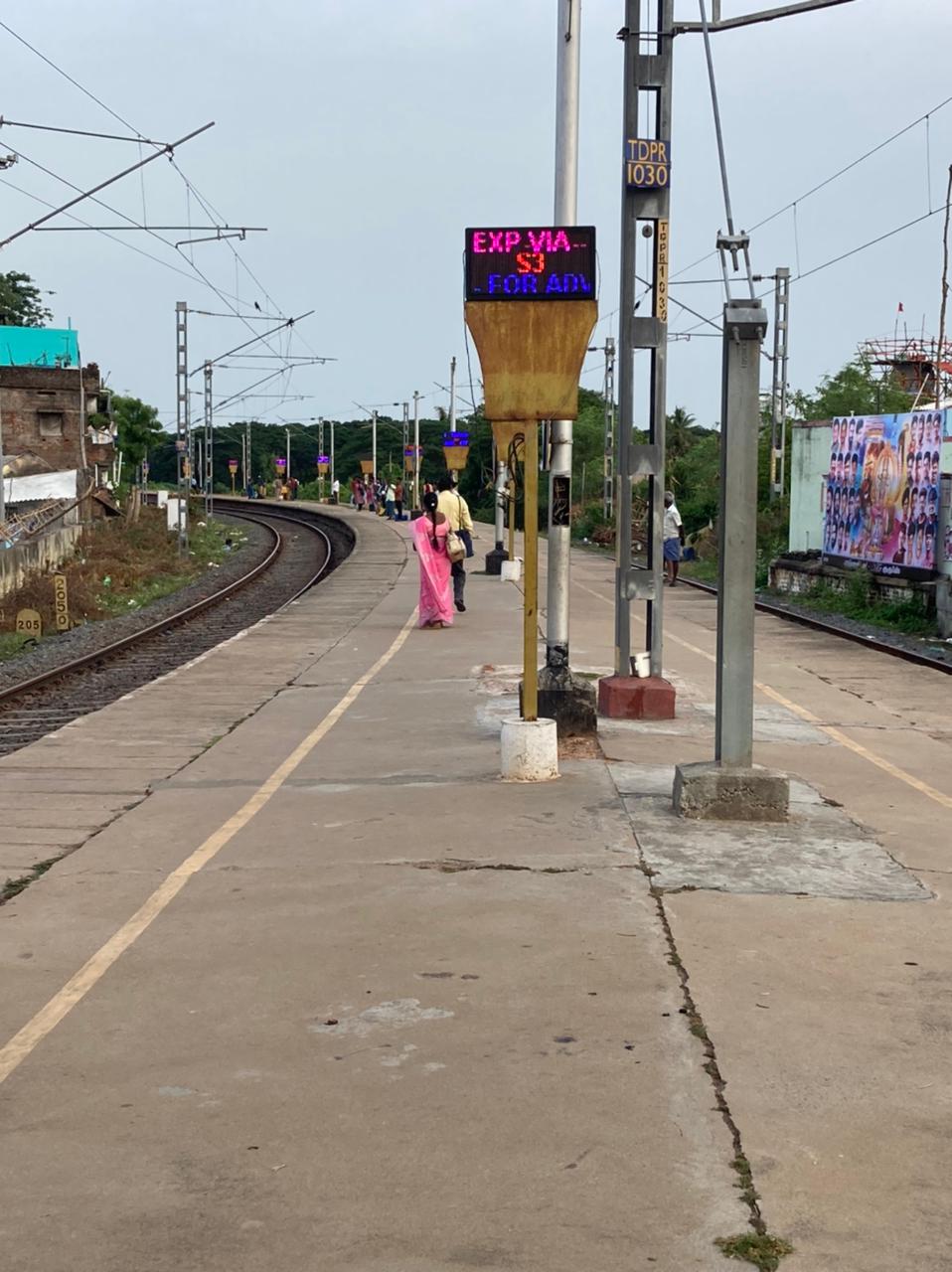 மேற்கூரை இல்லாத ரெயில் நிலையம் மேற்கூரை இல்லாத ரெயில் நிலையம்