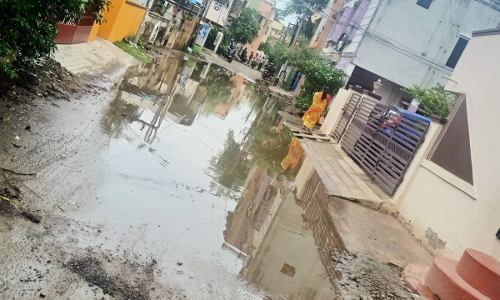 தெருவில் தேங்கும் மழைநீர்