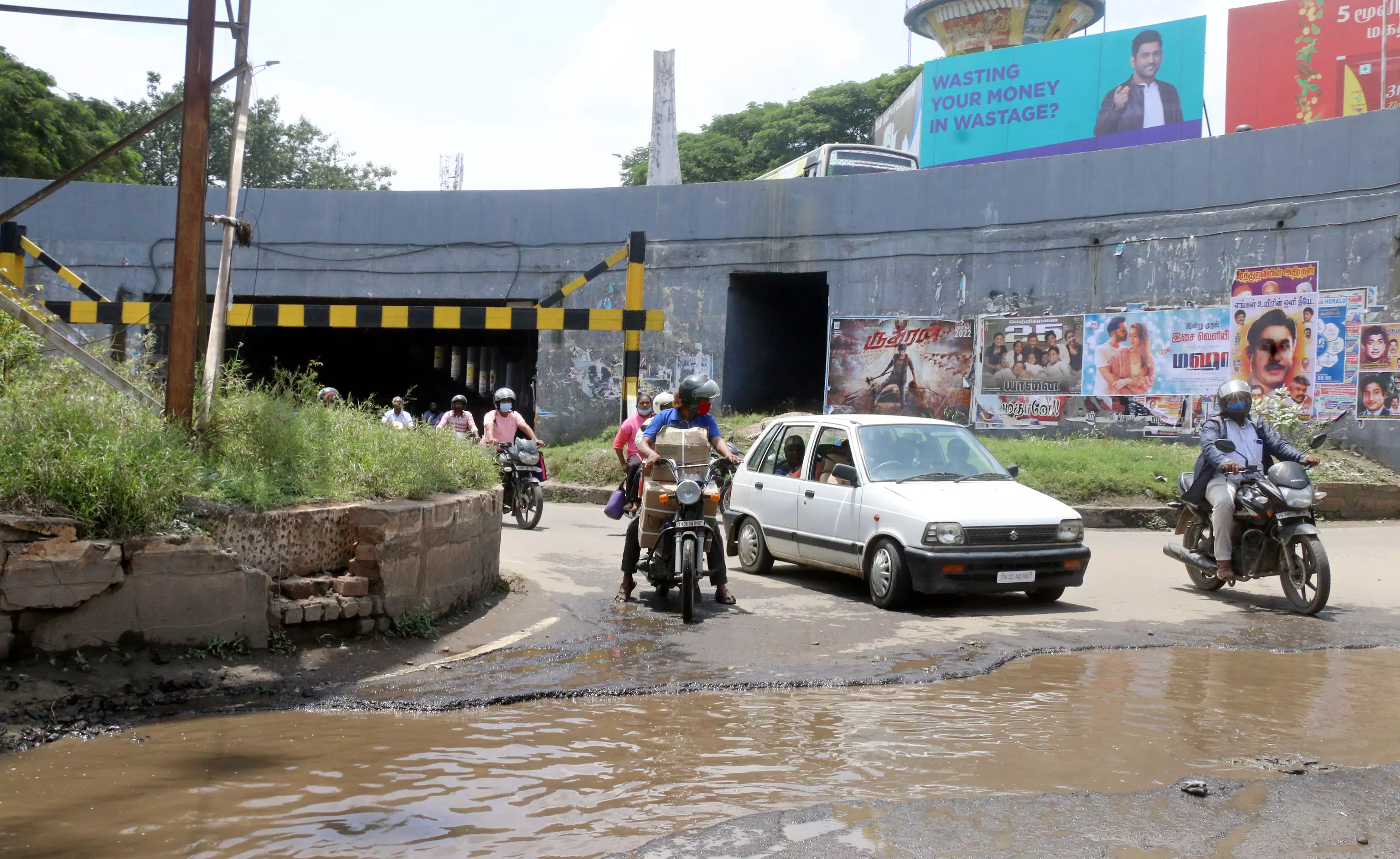 தேங்கி நிற்கும் மழைநீரால் அவதி