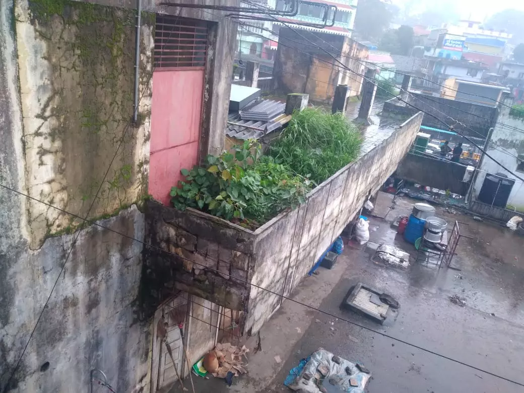 பழுதடைந்த வணிக வளாக கட்டிடம்