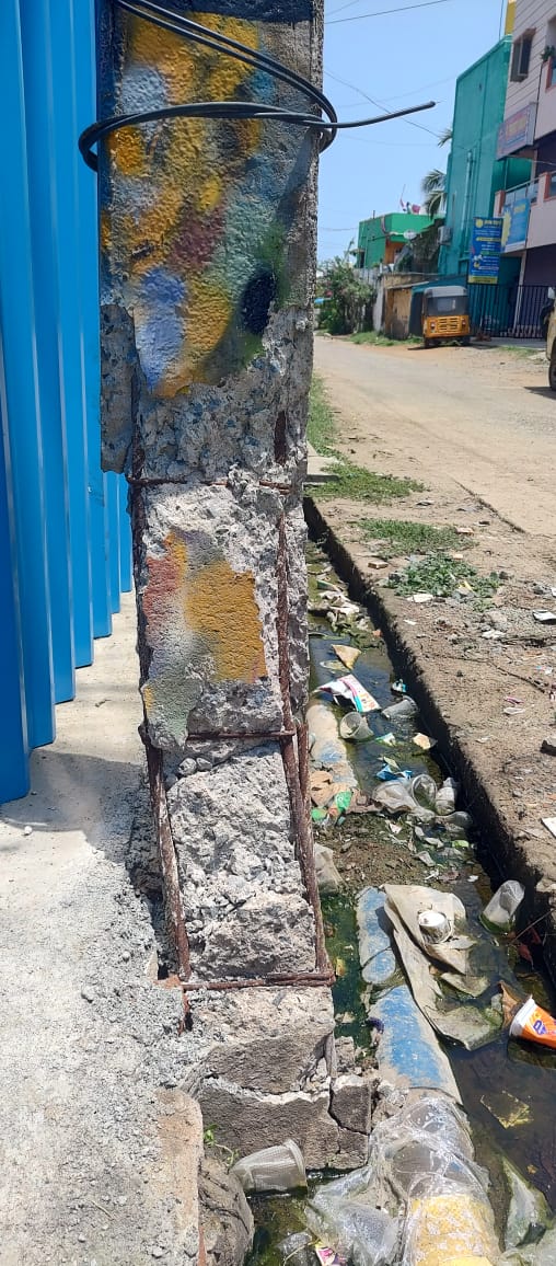 மின் கம்பத்தின் அவல நிலை மின் கம்பத்தின் அவல நிலை