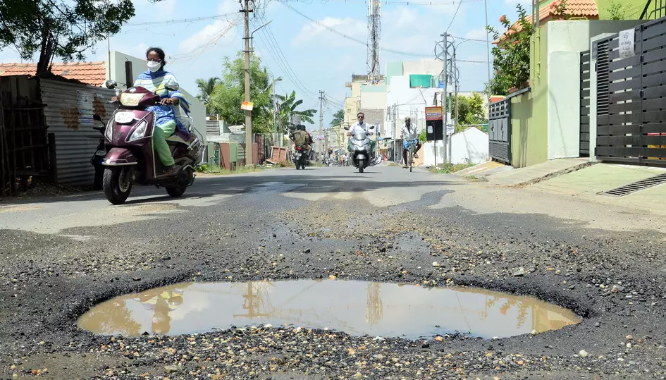 ஆபத்தான பள்ளம் ஆபத்தான பள்ளம்