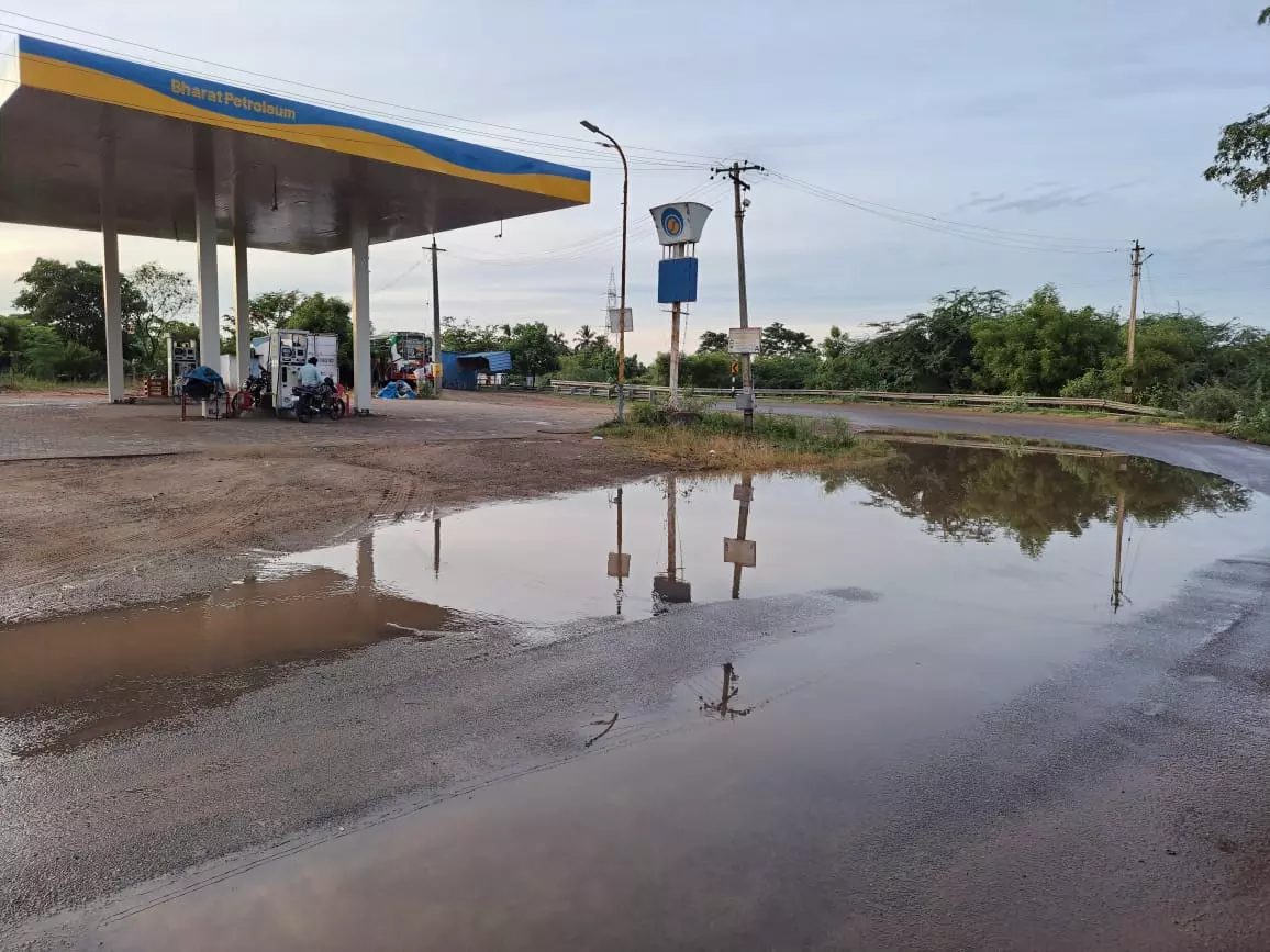 சாலையில் தேங்கி நிற்கும் மழைநீர் சாலையில் தேங்கி நிற்கும் மழைநீர்