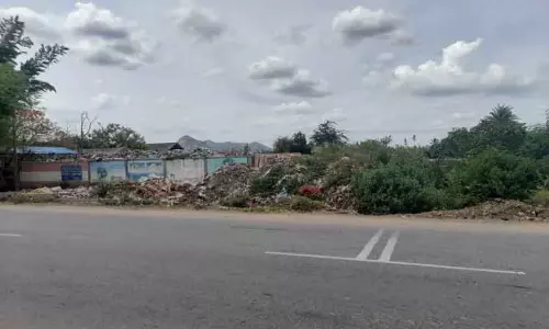 குப்பை கொட்டும் இடத்தை மாற்ற வேண்டும்