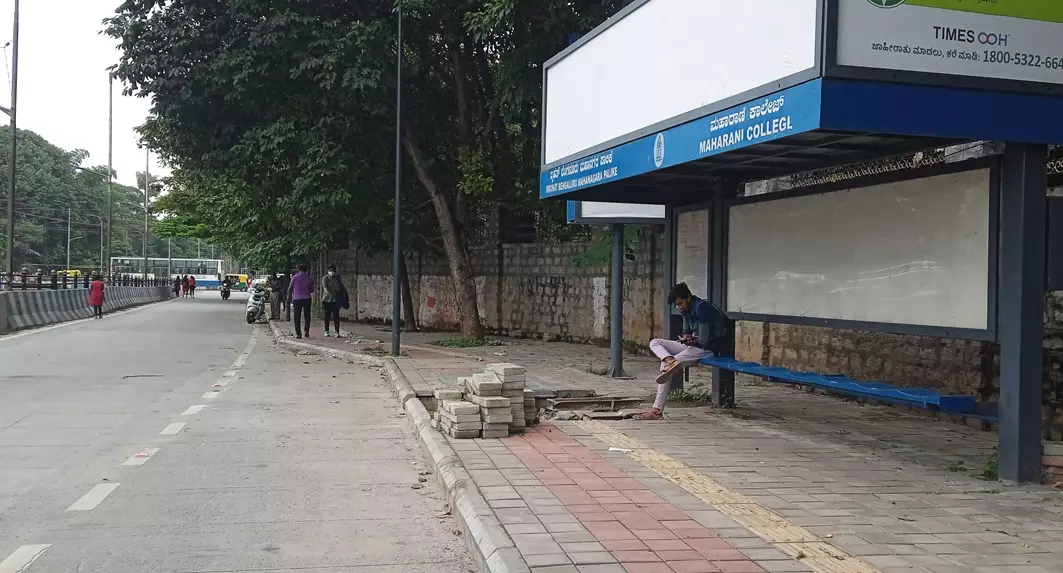 சீரமைக்கப்படாத பஸ் நிறுத்த நடைபாதை