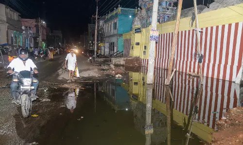 சாலையில் பெருக்கெடுத்து ஓடிய கழிவுநீர் சாலையில் பெருக்கெடுத்து ஓடிய கழிவுநீர்