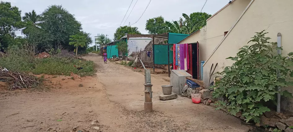 சாலையின் நடுவே அடிபம்பு சாலையின் நடுவே அடிபம்பு