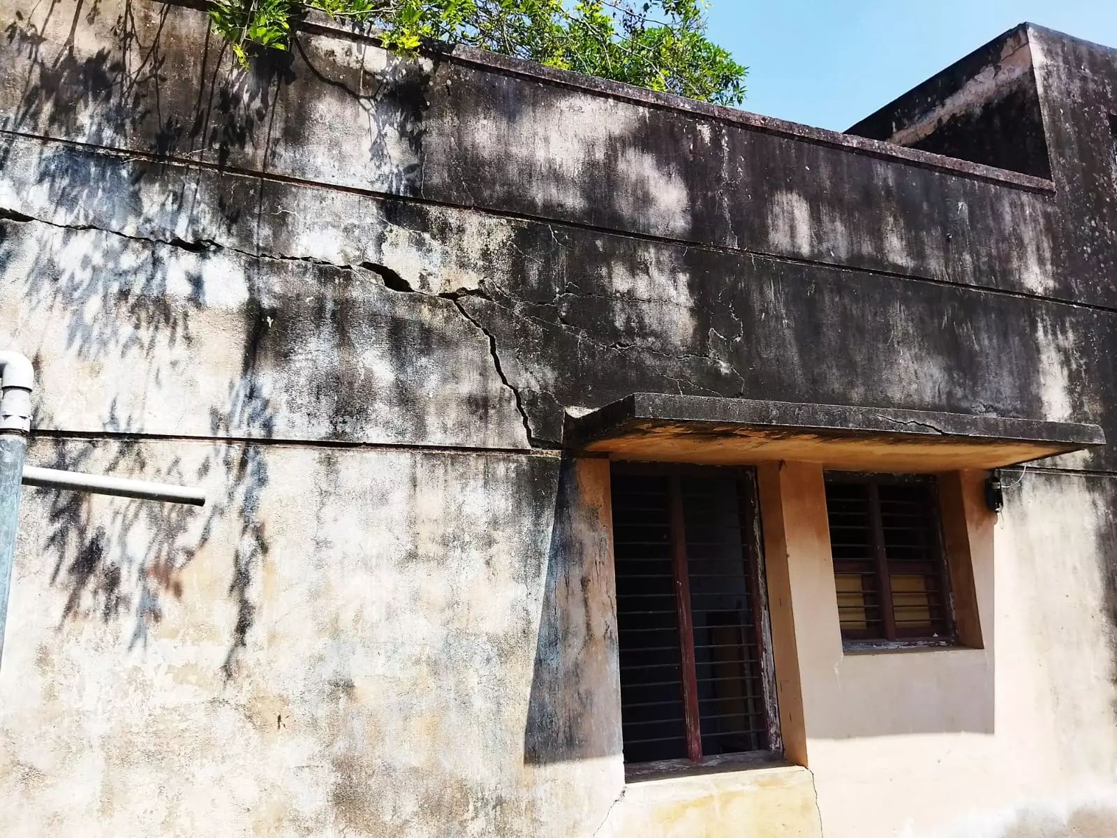 பழுதடைந்த ஆரம்ப துணை சுகாதார நிலைய கட்டிடம் பழுதடைந்த ஆரம்ப துணை சுகாதார நிலைய கட்டிடம்