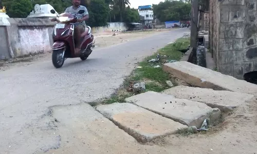 சேதமடைந்த சாக்கடை கால்வாய்