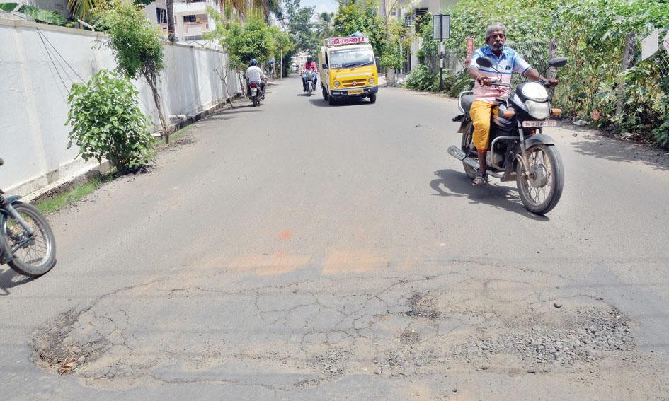 நடுரோட்டில் பள்ளம்