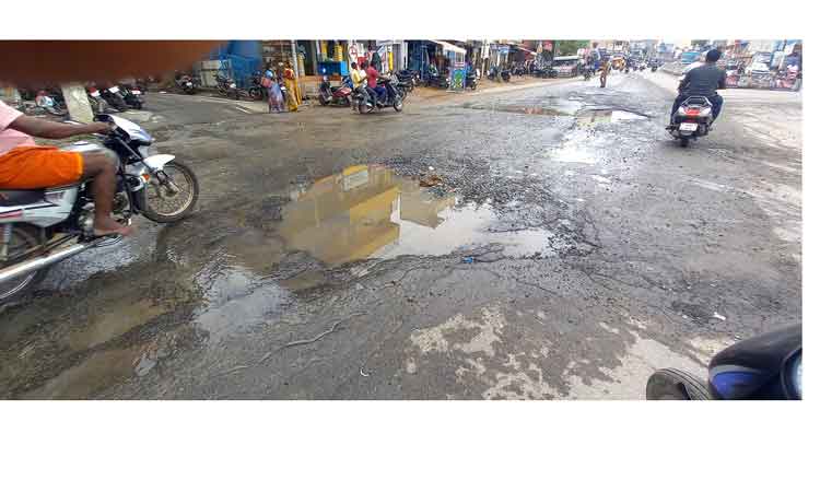 கழிவுநீர் தேங்கிய தார் சாலை