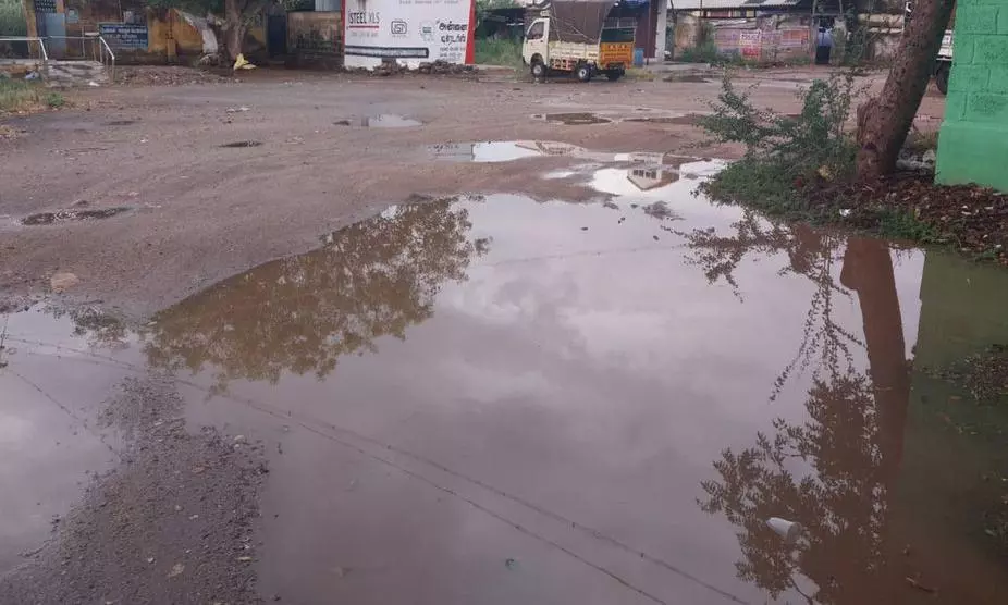 மழைநீர் தேங்கும் பஸ் நிலையம்