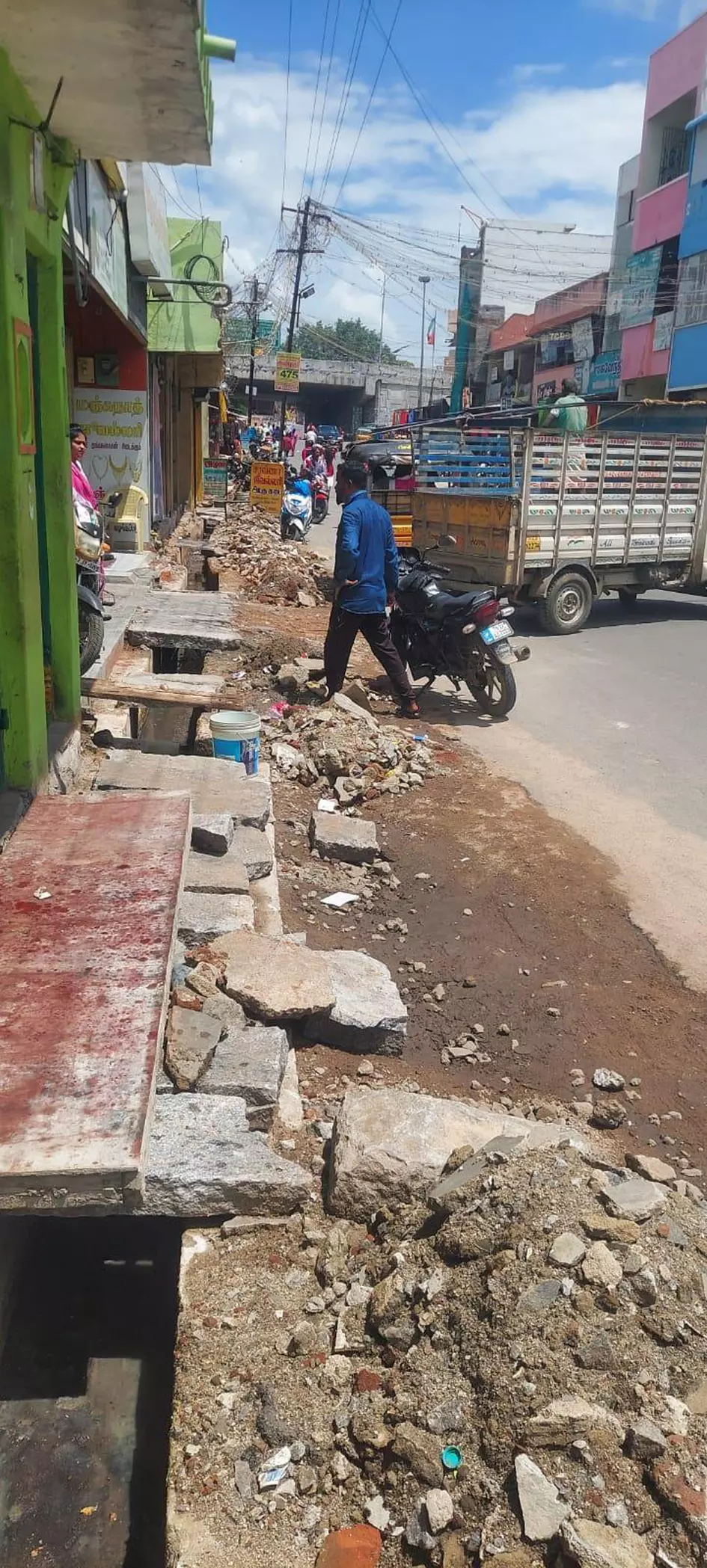 கடைகள் முன்பு கொட்டப்படும் மண்ணால் இடையூறு கடைகள் முன்பு கொட்டப்படும் மண்ணால் இடையூறு