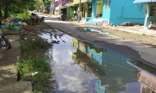 சாலையோரம் வடிகால் வசதி தேவை சாலையோரம் வடிகால் வசதி தேவை