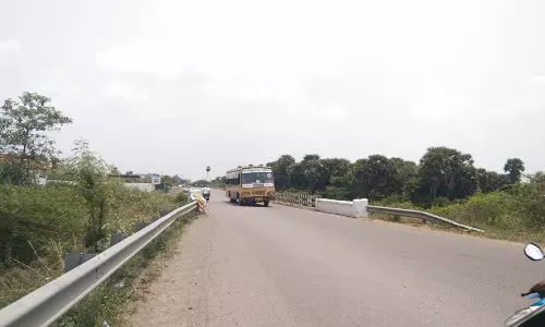 குறுகிய பாலத்தால் போக்குவரத்திற்கு இடையூறு