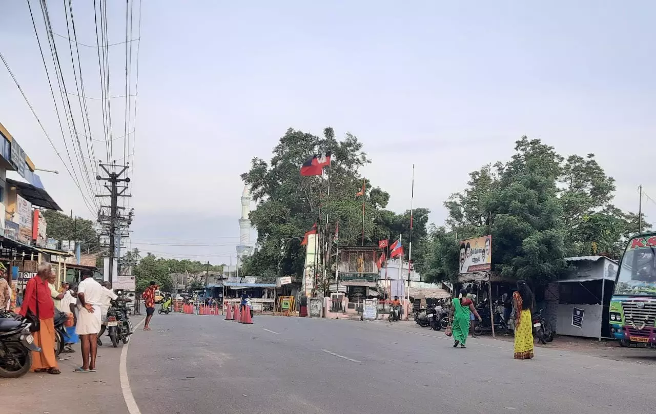 நிழற்குடை இன்றி பயணிகள் அவதி